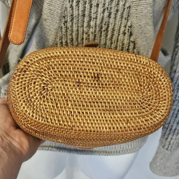 Crossbody Rattan and Leather Bag Made in Bali - Picture 6 of 9